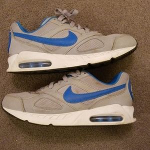 Boys Nike Air shoes Sz 5Y